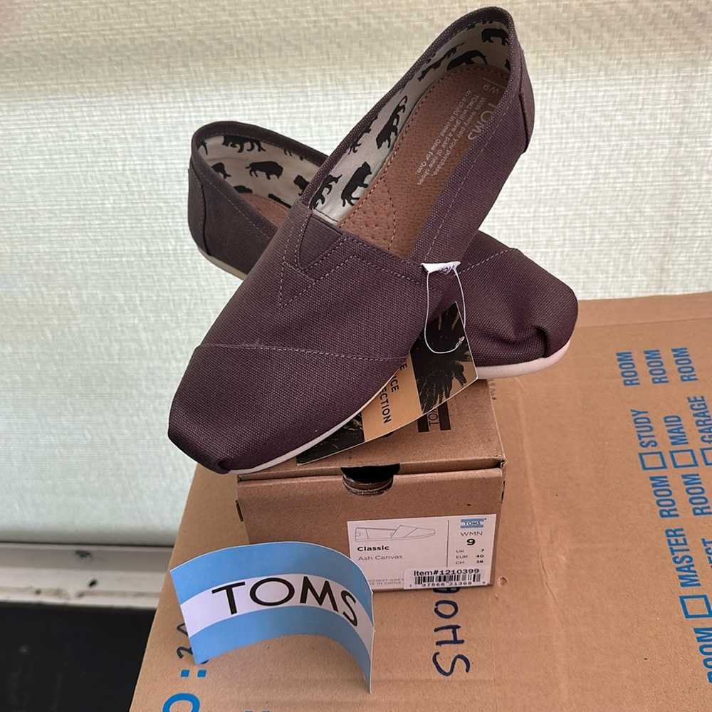 Brand new with tags Classic Toms Canvas in Ash Size Women’s 9